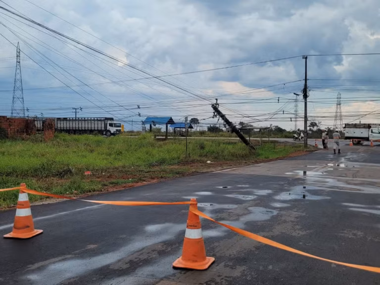Temporal derruba postes e deixa bairros de Rio Branco sem energia