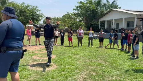 Alunos da rede pública visitam BOPE em ação do projeto “Semeando o Futuro” Alunos da rede pública visitam BOPE em ação do projeto “Semeando o Futuro”