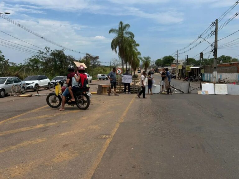 Moradores da Sobral fecham ruas em protesto para cobrar obras de drenagem Moradores da Sobral fecham ruas em protesto para cobrar obras de drenagem