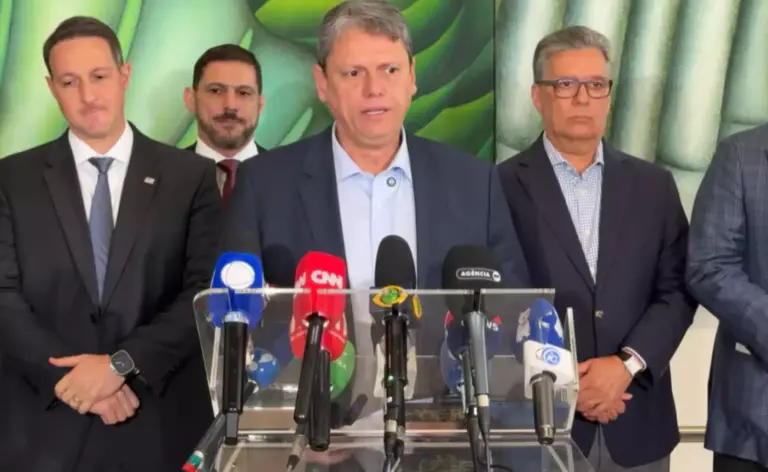 Tarcísio diverge do governo federal e nega evidência do PCC em casos de bebida com metanol