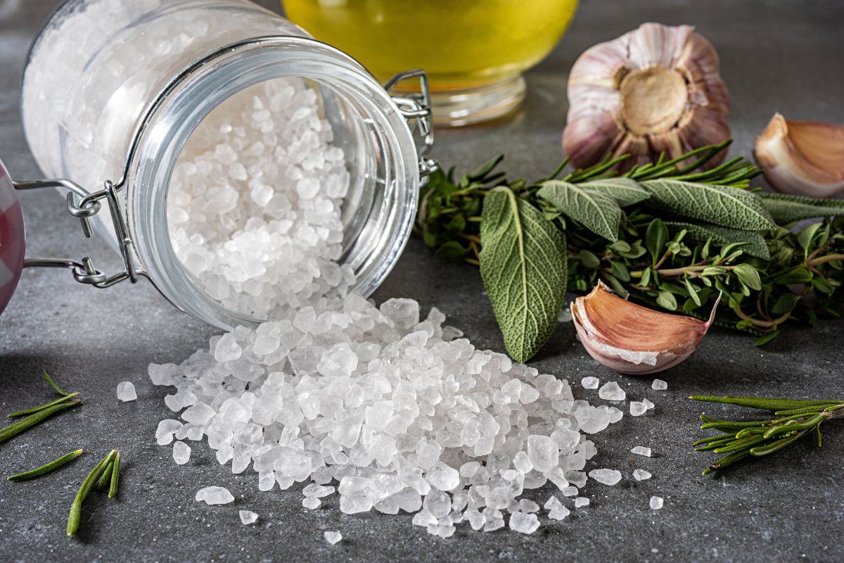 banho-de-sal-grosso-renova-energias-no-inicio-do-mes;-aprenda-a-fazer