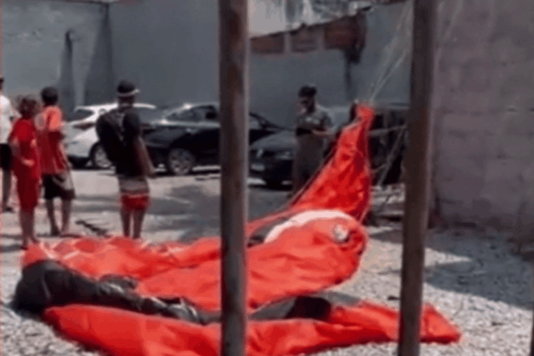 piloto-de-paraglider-faz-pouso-forcado-no-litoral-de-sp.-video