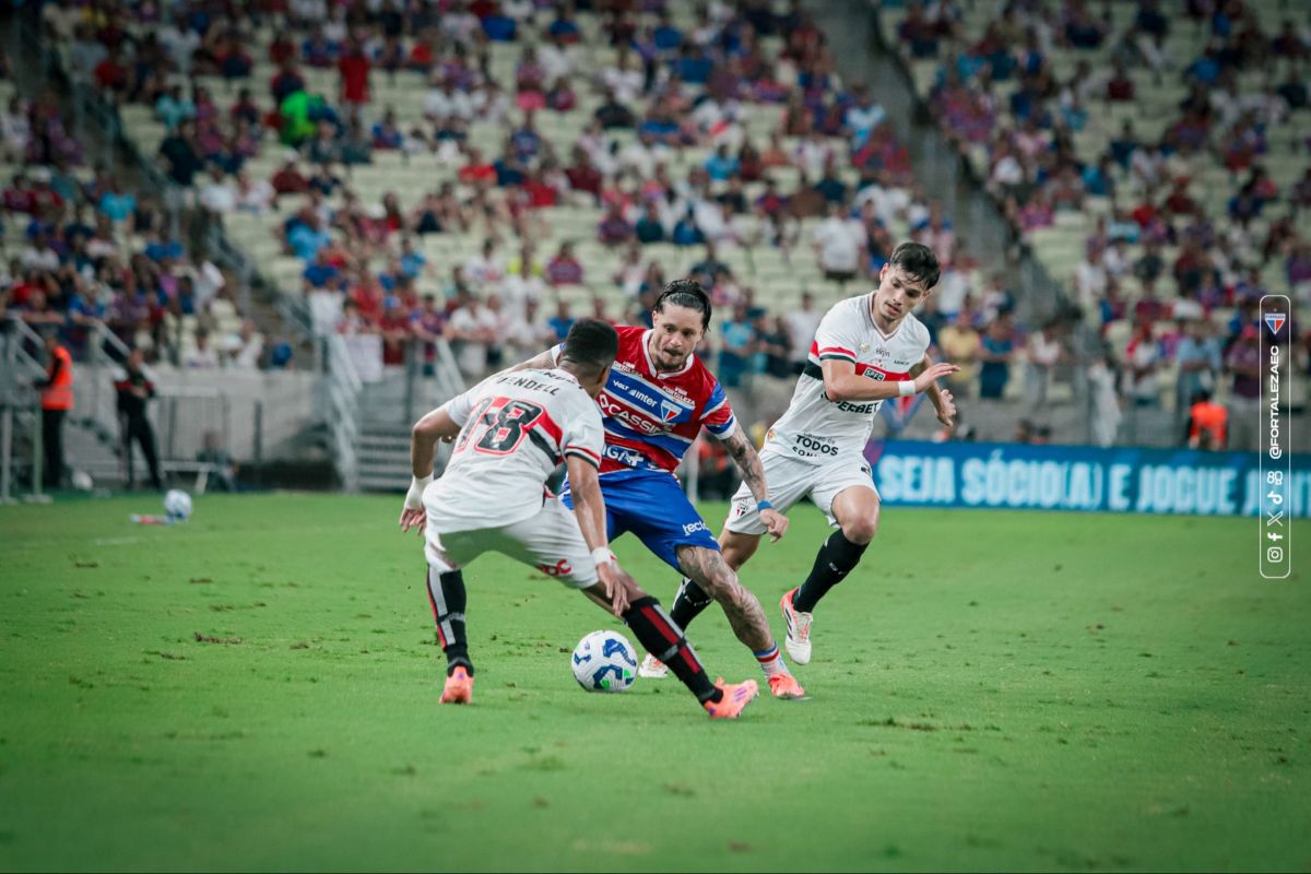 com-um-a-menos,-sao-paulo-vence-fortaleza-e-encosta-no-g6
