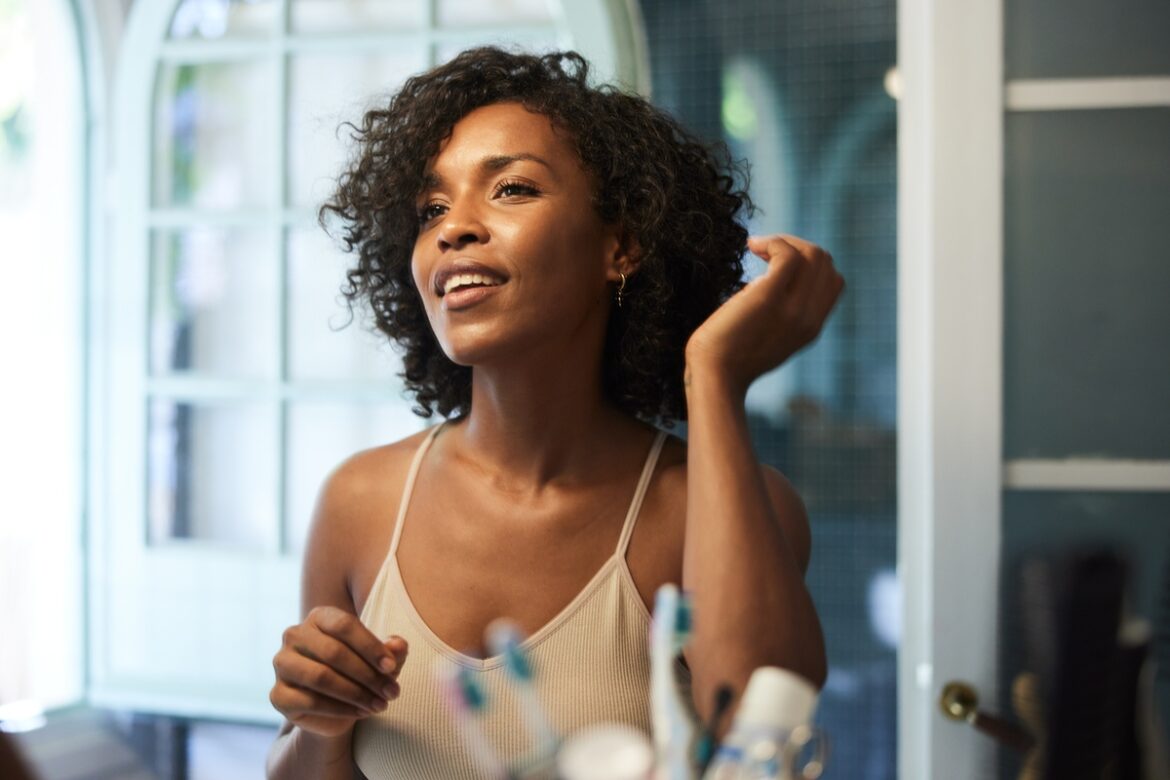 as-melhores-tecnicas-para-finalizar-cachos-e-crespos,-segundo-experts