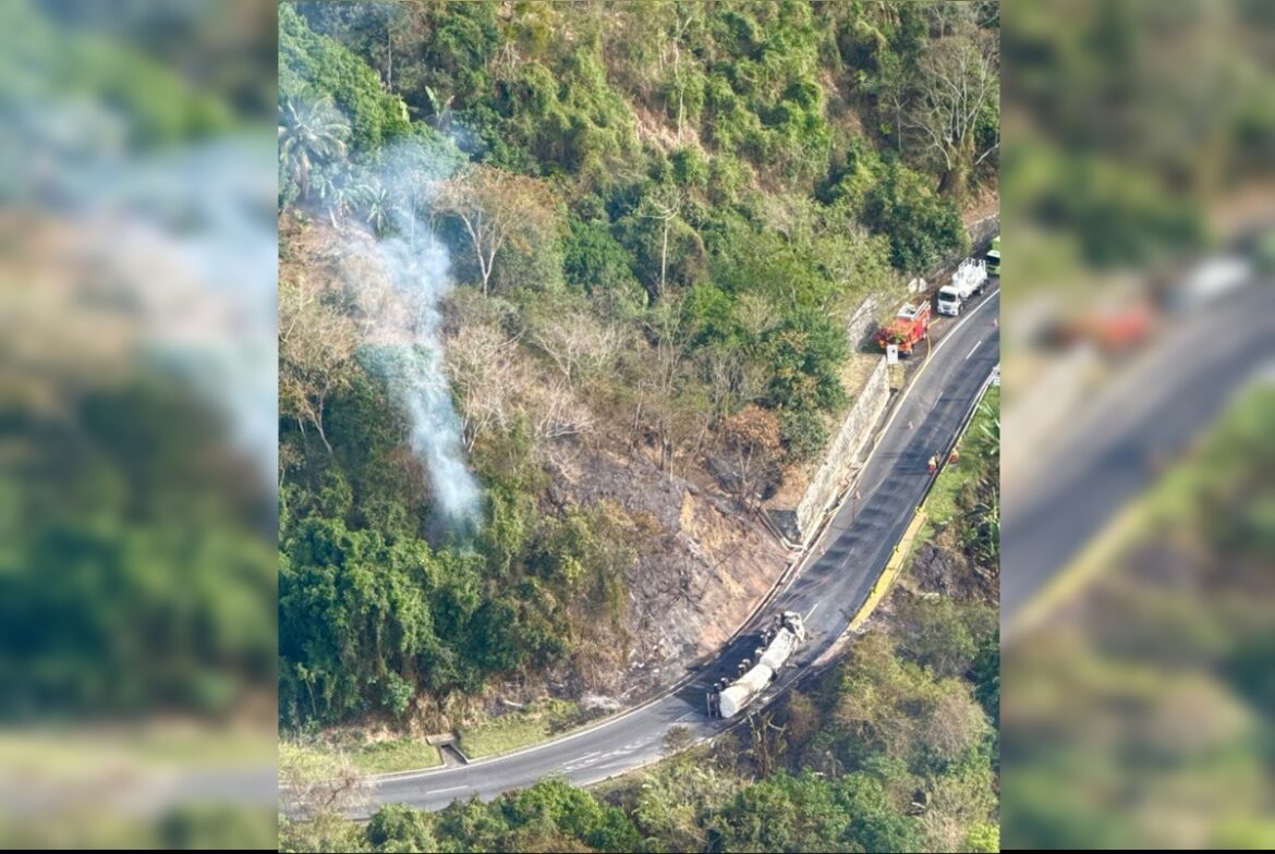 caminhao-tanque-com-etanol-capota-e-pega-fogo-no-rio-de-janeiro.-video