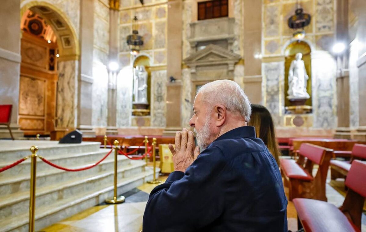 lula-e-janja-rezam-em-basilica-de-belem-apos-incidente-com-aviao