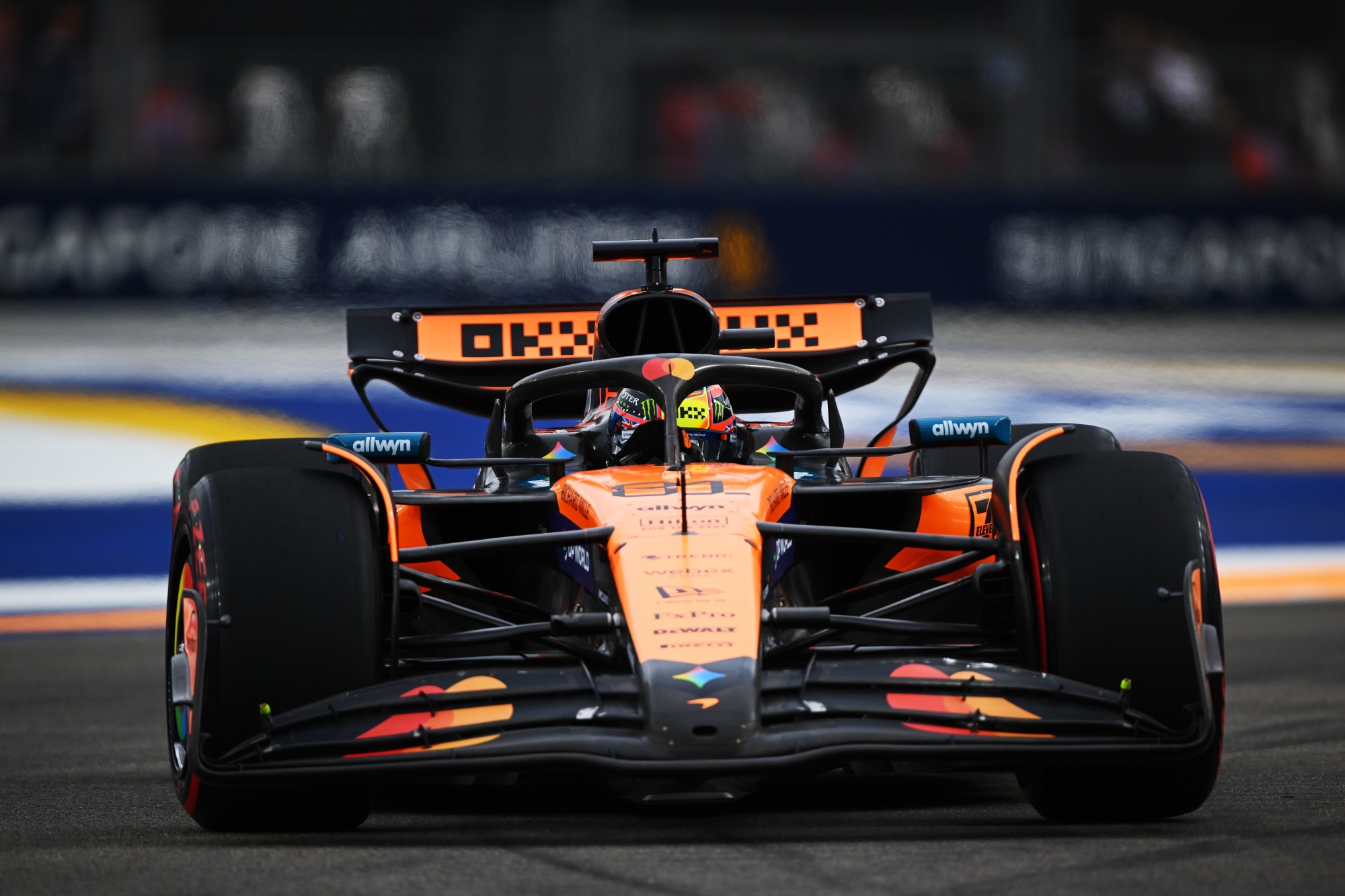 f1:-em-sessao-marcada-por-acidente,-piastri-lidera-tl2-em-singapura