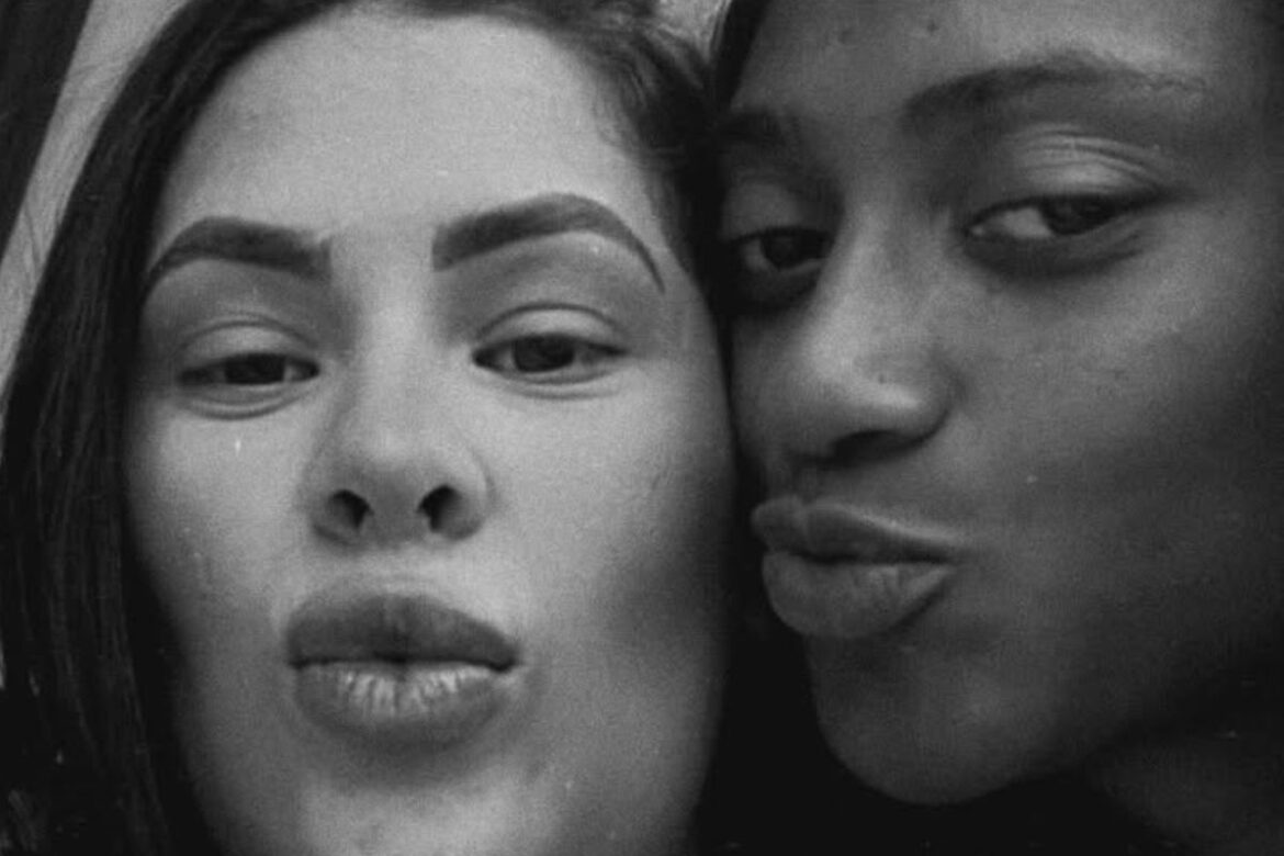 jogadora-da-selecao-emociona-com-despedida-a-ex-que-morreu-em-acidente