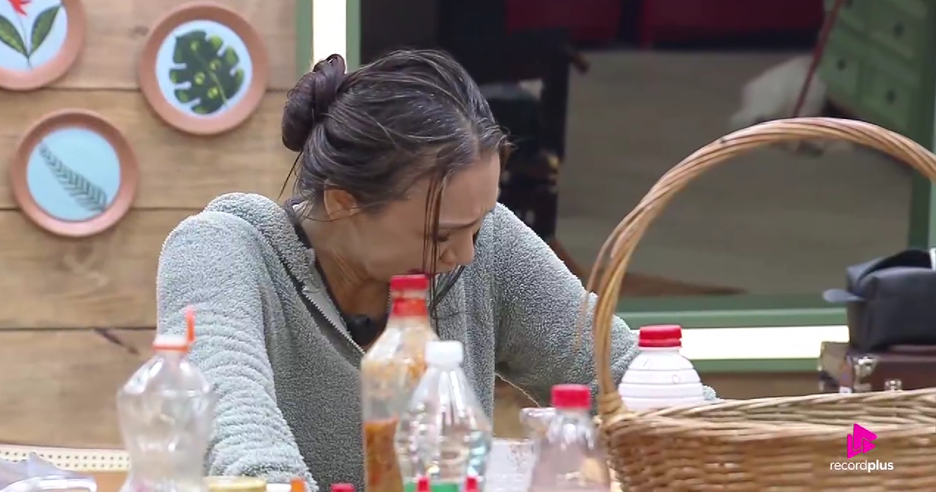 “a-fazenda-17”:-yona-desaba-em-lagrimas-apos-polemica-sobre-divisao-de-comida