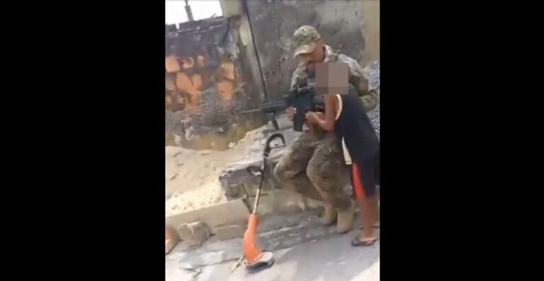 video:-pm-do-bope-deixa-crianca-pegar-fuzil-em-operacao-contra-cv