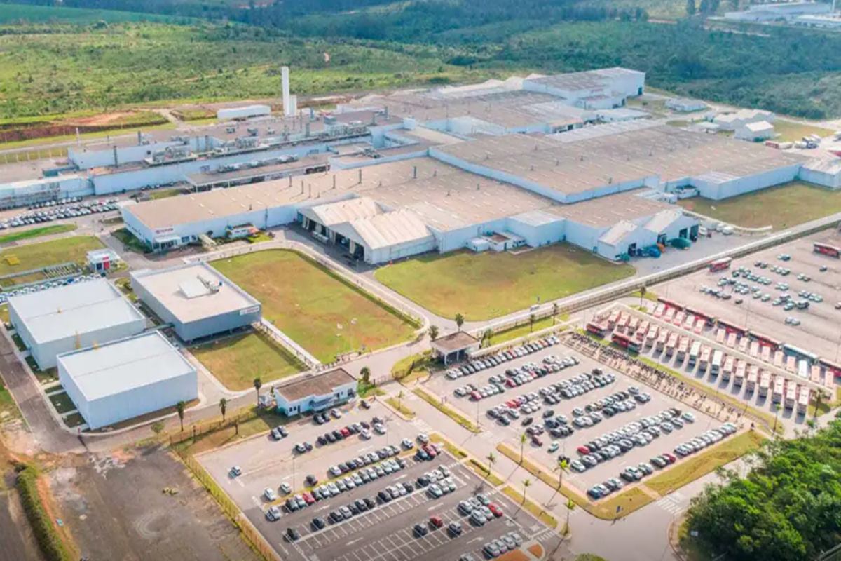 com-motores-do-japao,-toyota-retomara-producao-no-brasil-em-novembro