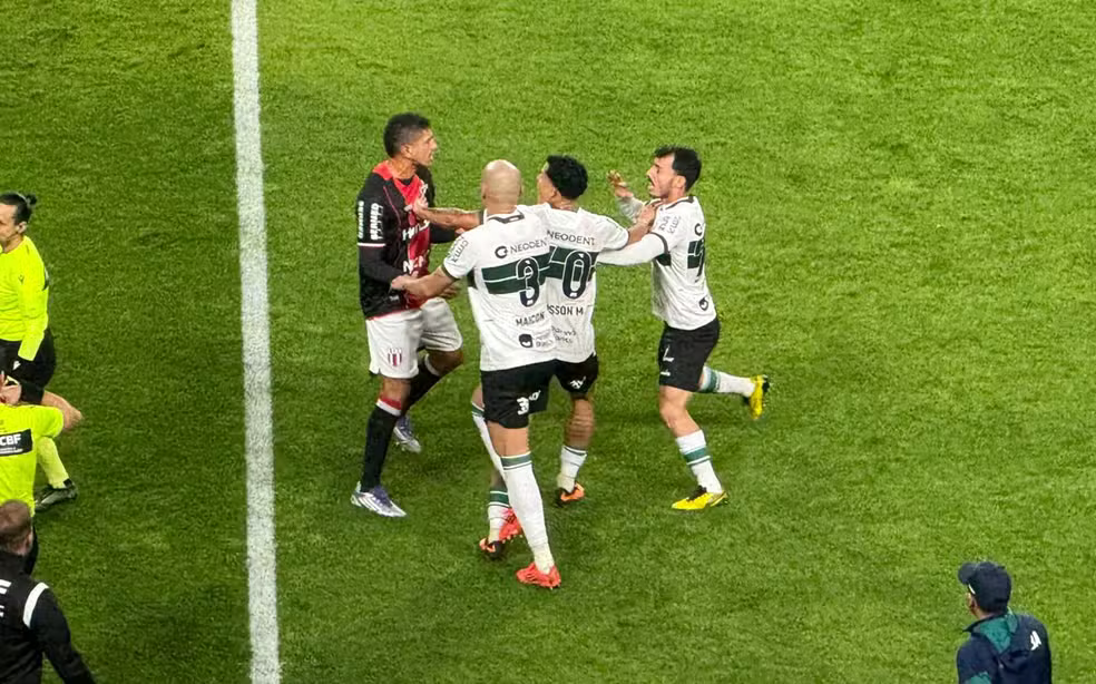 revolta-total:-apos-ser-expulso,-jogador-da-tapa-no-rosto-de-rival-na-serie-b