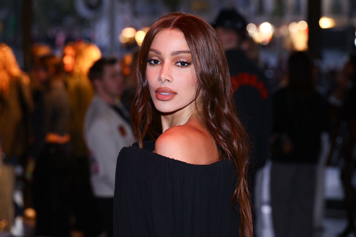 anitta-aposta-em-decotes-nos-looks-para-assistir-ao-paris-fashion-week