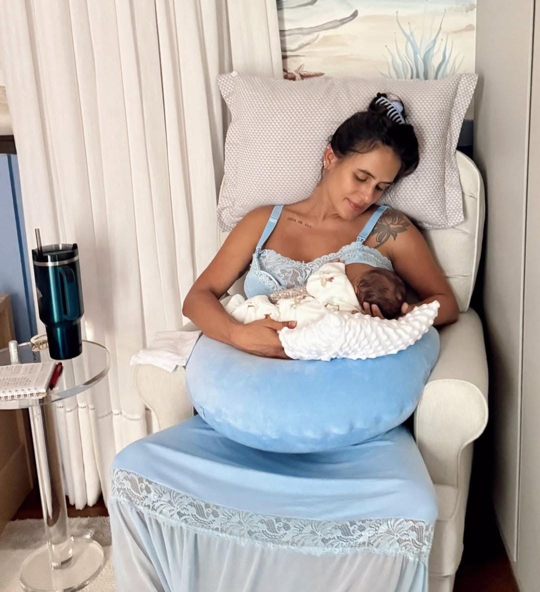 carol-peixinho-compartilha-momento-de-amamentacao-com-o-filho-bento-nos-bracos