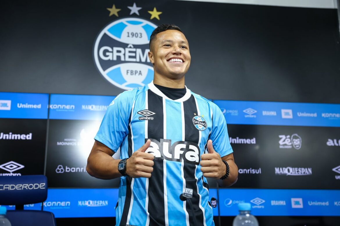 lateral-do-gremio-solta-o-verbo-apos-penalti:-“estamos-sendo roubados”