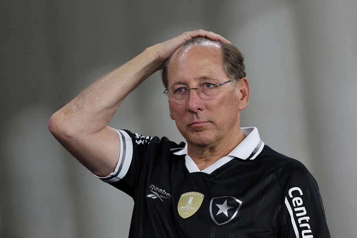 john-textor-volta-a-reclamar-da-arbitragem-apos-derrota-do-botafogo