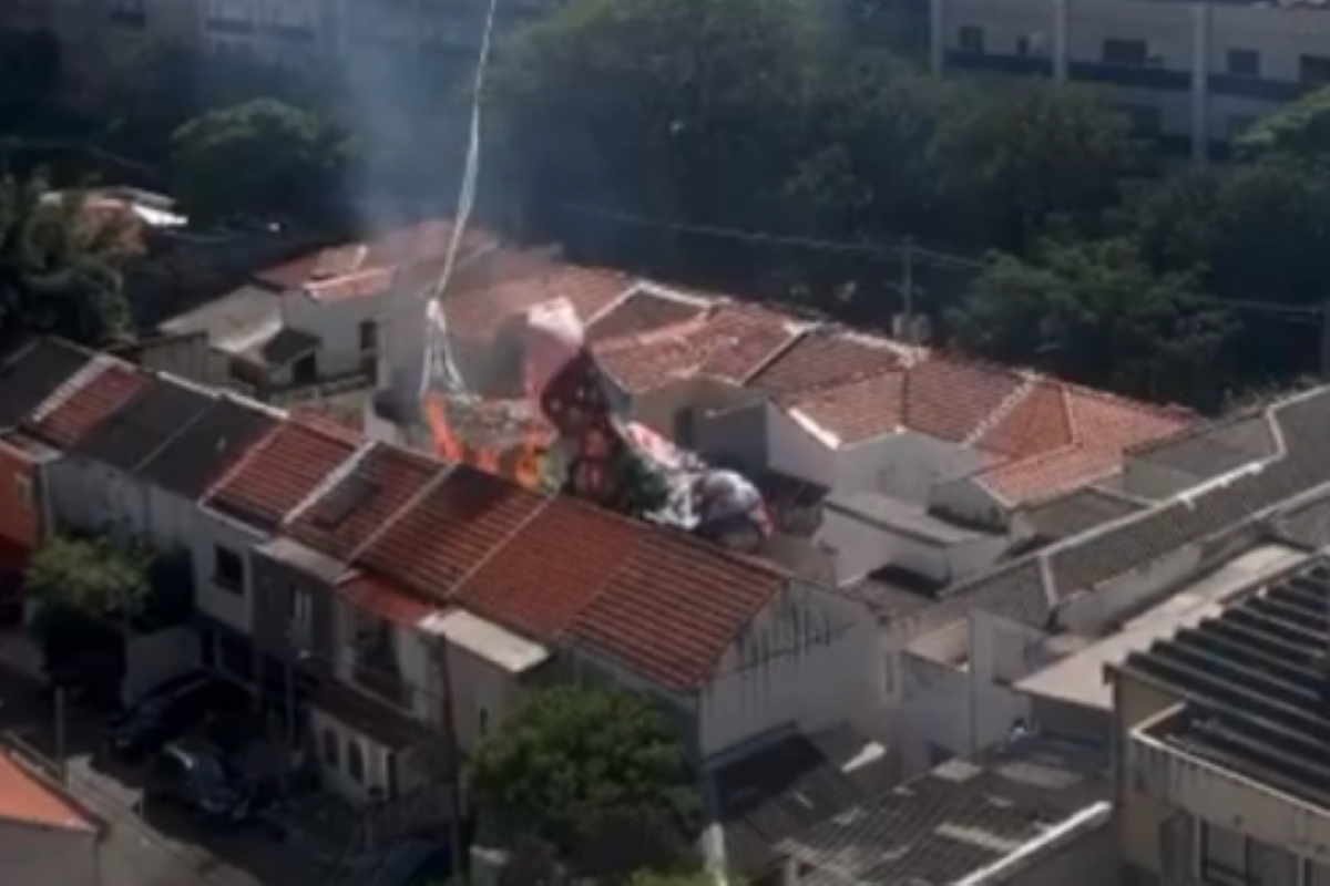 video:-balao-cai-e-pega-fogo-entre-3-casas-na-zona-sul-de-sao-paulo