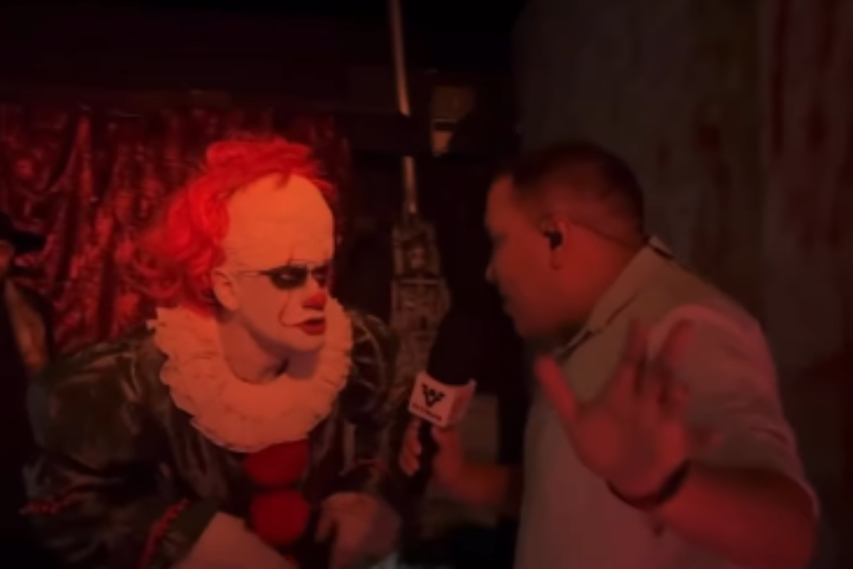 reporter-leva-susto-ao-vivo-ao-ser-surpreendido-em-casa-assombrada