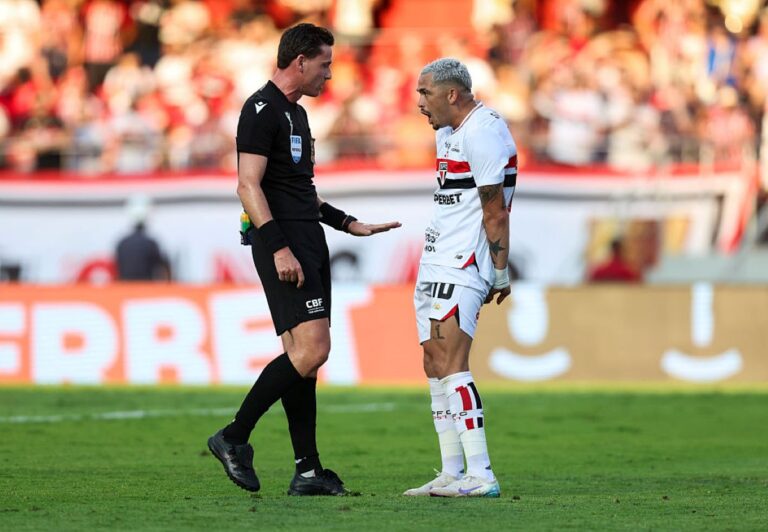 torcedores-se-revoltam-com-arbitragem-de-sao-paulo-x-palmeiras;-veja