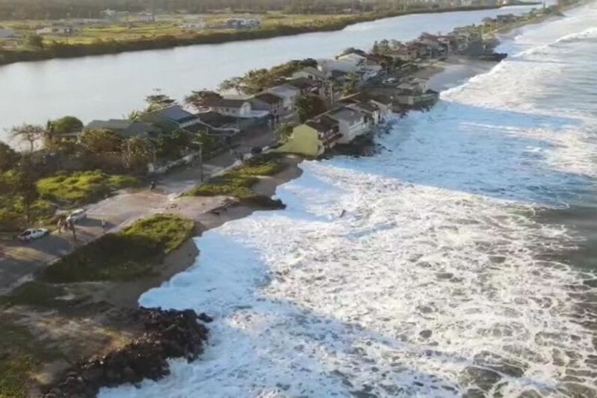 erosao-costeira-fecha-ruas-e-deixa-rastro-de-destruicao-em-sc