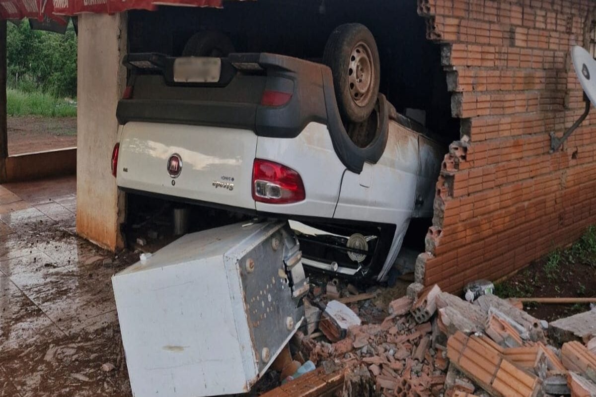carro-e-furtado,-fuga-acaba-mal-e-jovem-termina-“de-cabeca-para-baixo”