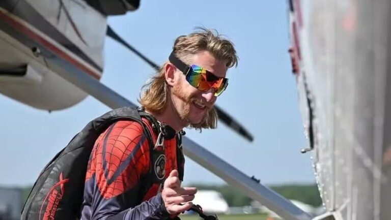 instrutor-morre-aos-35-anos-apos-se-soltar-de-paraquedas-em-salto-duplo-nos-eua