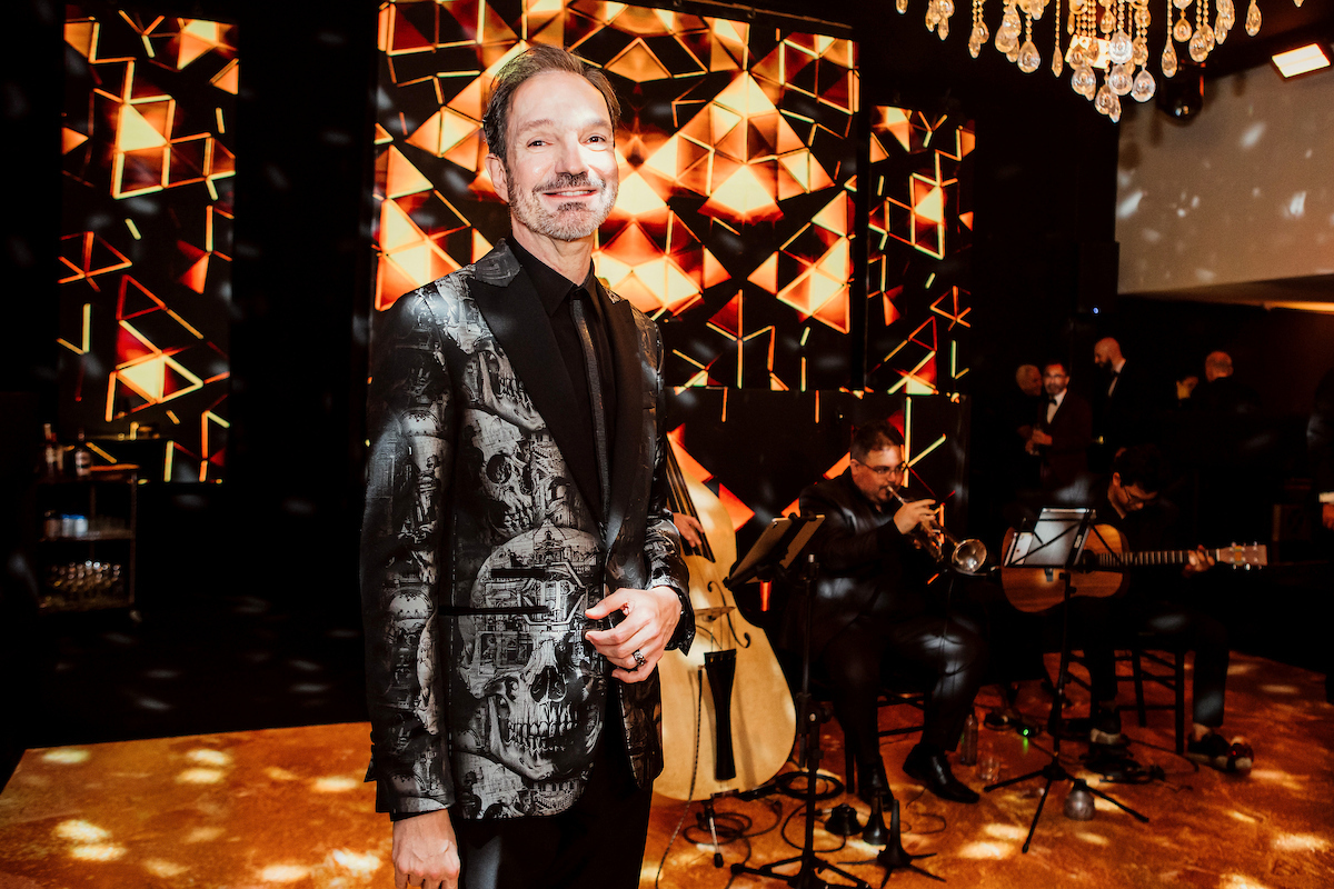 amador-outerelo-cria-memoravel-le-freak-club-para-festejar-aniversario