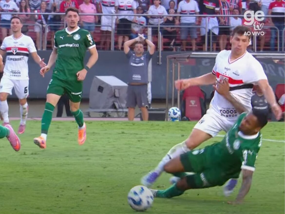 apos-arbitragem-polemica,-palmeiras-emite-nota-contra-“coacao”-a-arbitros