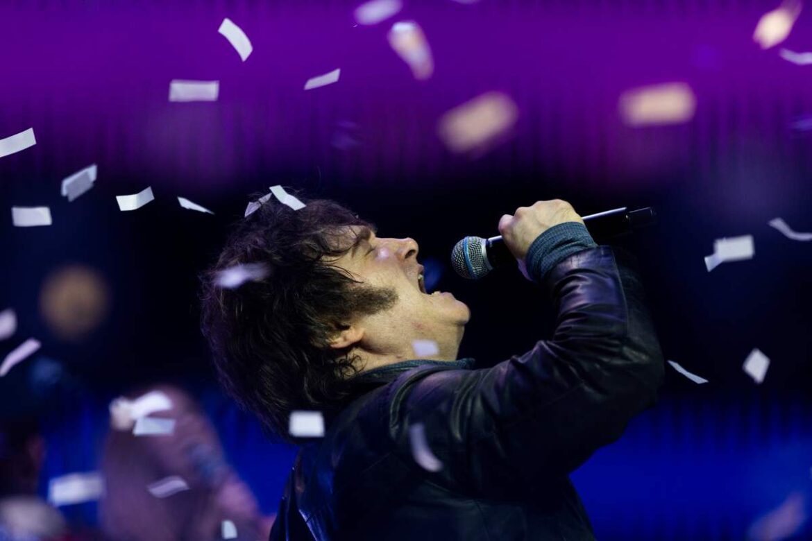 em-show-de-lancamento-de-livro,-milei-cita-bolsonaro