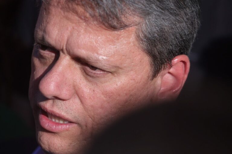 Tarcísio brinca com fogo e pode acabar se queimando