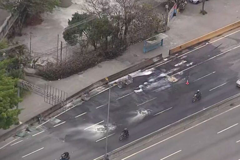 Incêndio em caminhão interdita trecho da Raposo Tavares em Cotia