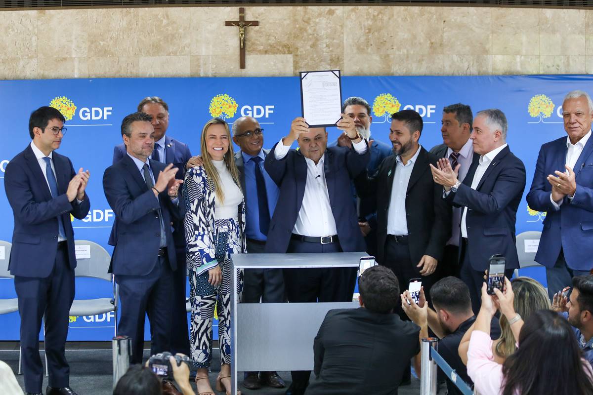 ibaneis-sanciona-projeto-de-lei-que-atualiza-servico-de-taxi-no-df