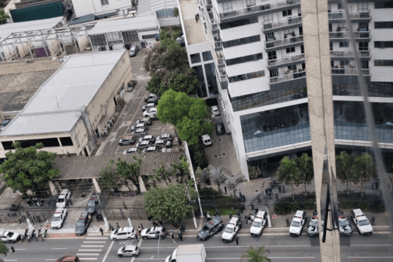 grupo-armado-invade-predio,-faz-refens-e-assalta-sala-comercial-em-sp