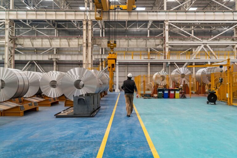 faturamento-da-industria-brasileira-despenca-em-agosto,-mostra-cni