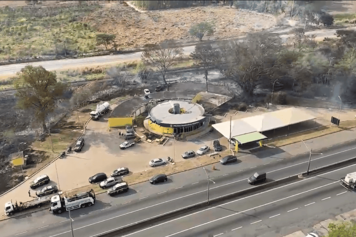 video:-incendio-atinge-base-da-prf-e-queima-viaturas-no-interior-de-sp