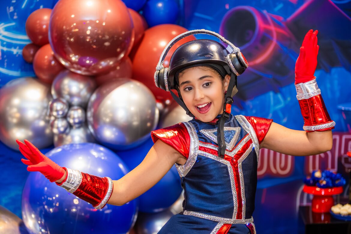 festa-de-12-anos-da-filha-de-cesar-menotti-tem-inspiracao-em-cidade-futurista-e-musica