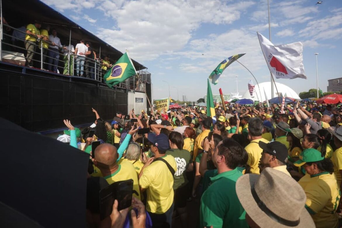 direita-faz-ato-em-brasilia-por-anistia-a-envolvidos-no-8/1