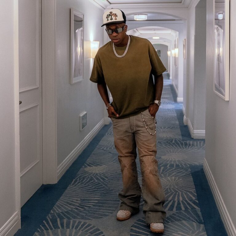 Affair de Vini Jr. em “A Fazenda”? Nova modelo que conversou com jogador toparia reality