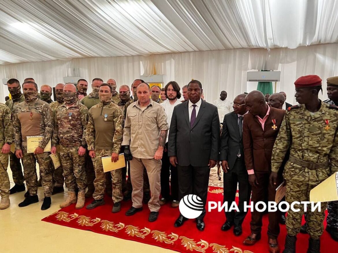 presidente-da-republica-centro-africana-homenageia-mercenarios-russos