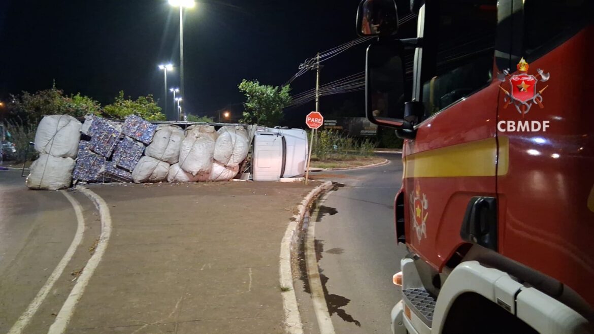 caminhao-tomba-e-passageiro-tem-suspeita-de-fratura-na-perna