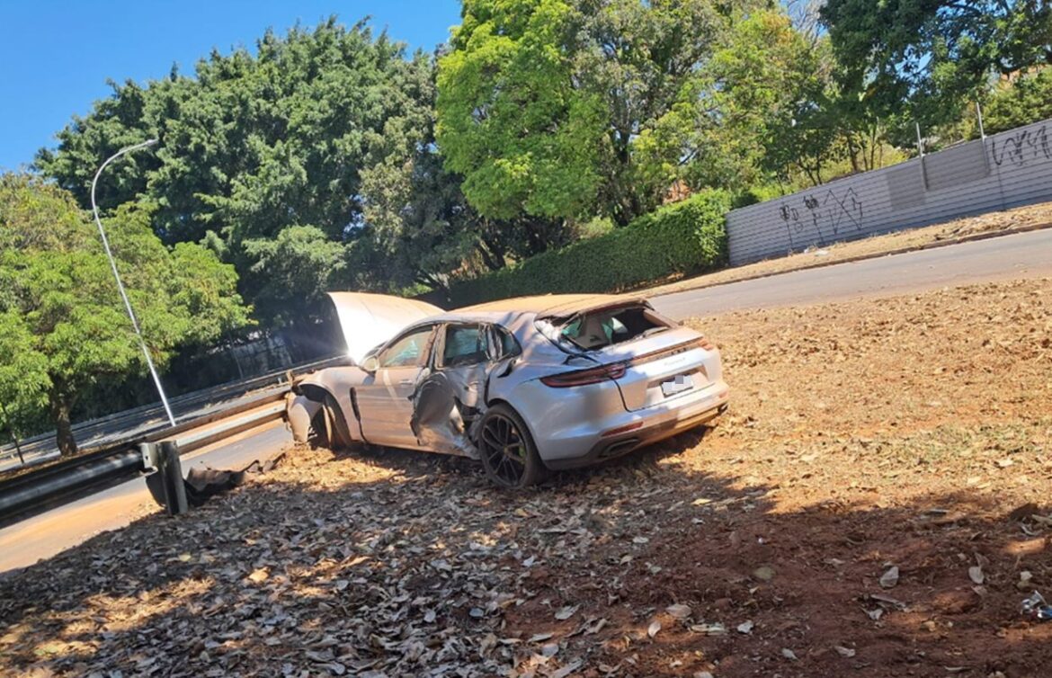 pcdf-identifica-motorista-que-arregacou-porsche-em-arvore-no-lago-sul