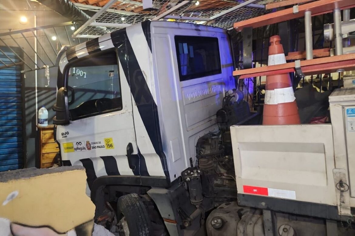 caminhao-da-prefeitura-de-sp-destroi-muro-e-invade-bar-na-zona-sul