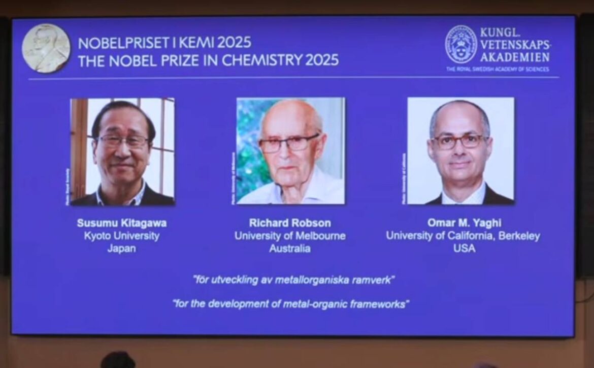 trio-que-criou-estruturas-metal-organicas-leva-nobel-de-quimica-2025