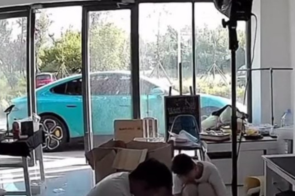 carro-eletrico-“foge”-de-dono,-causa-confusao-e-culpa-vai-para-celular