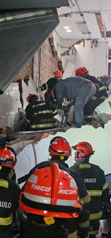 restaurante-onde-teto-desabou-estava-regularizado,-diz-prefeitura