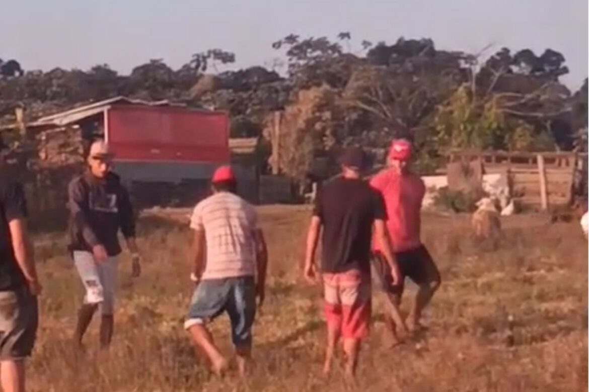 jovem-e-morto-a-pauladas-por-engano-apos-boato-sobre-furto-de-panela