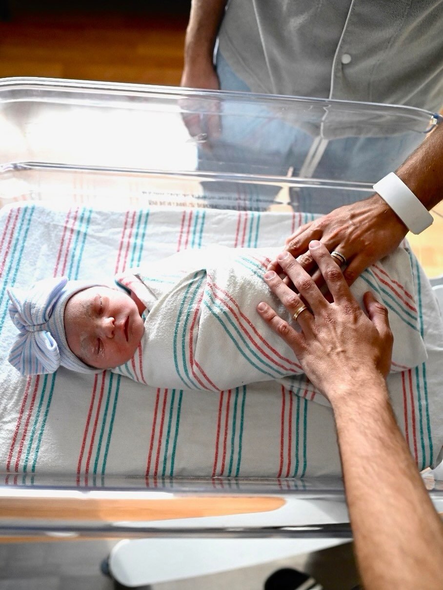 o-fofurometro-explodiu:-veja-o-rostinho-de-mia,-filha-de-lucas-rangel-e-lucas-bley