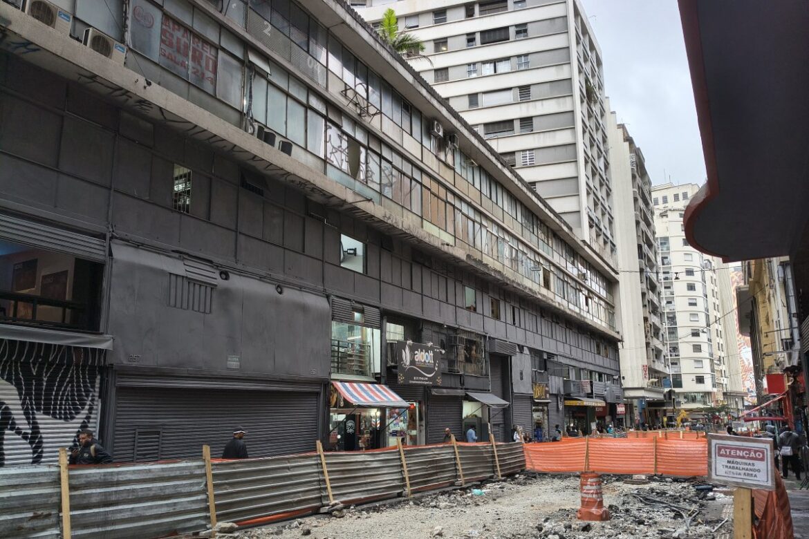 “rua-do-pixo”-tem-fachada-pintada-de-“cinza-pm”-no-centro-de-sp