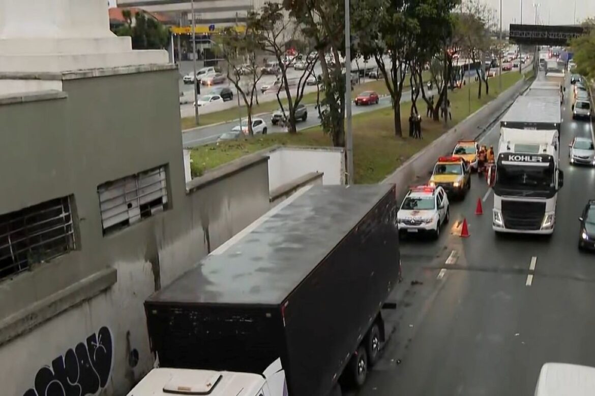 marginal-tiete:-acidente-com-caminhoes-bloqueia-pista-e-deixa-1-ferido