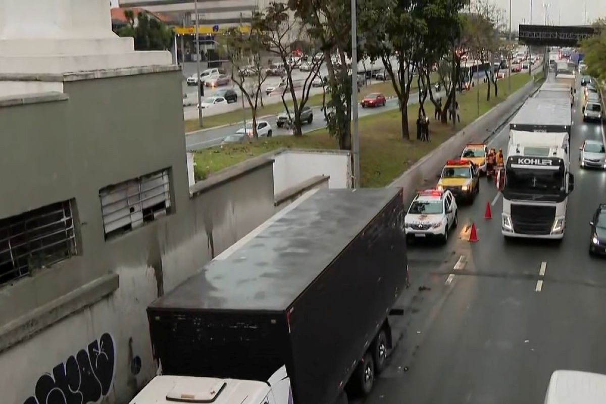 marginal-tiete:-acidente-com-caminhoes-bloqueia-pista-e-deixa-1-ferido
